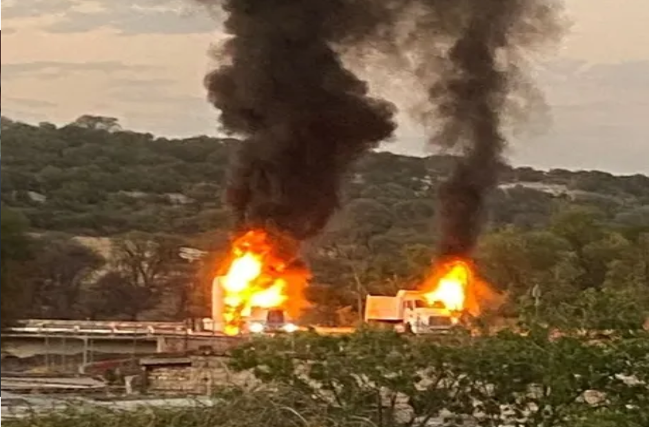 Algunos camiones también fueron incendiados en la zona