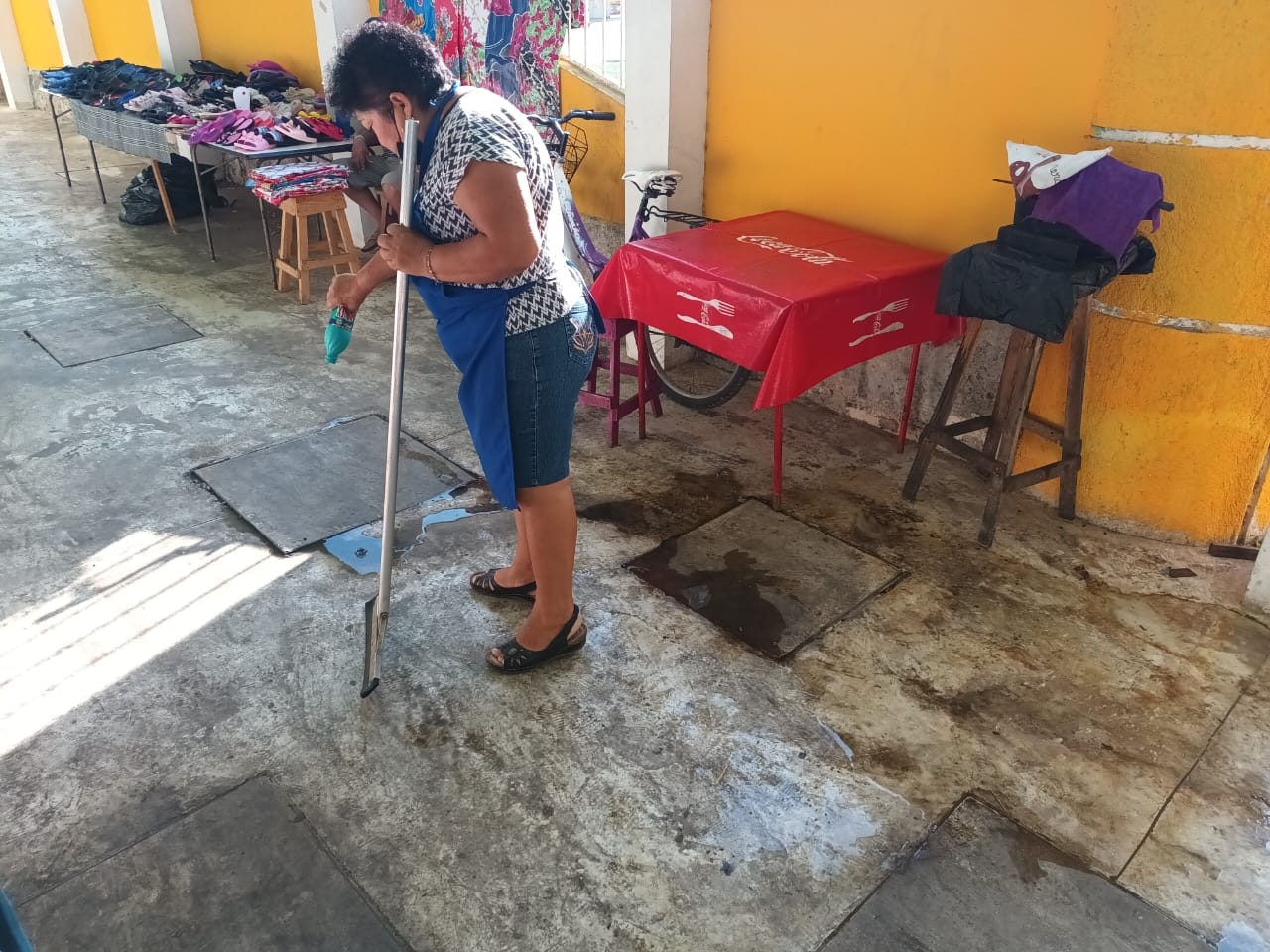 Aguas negras 'inundan' mercado de Telchac Puerto; denuncian desatención del Ayuntamiento