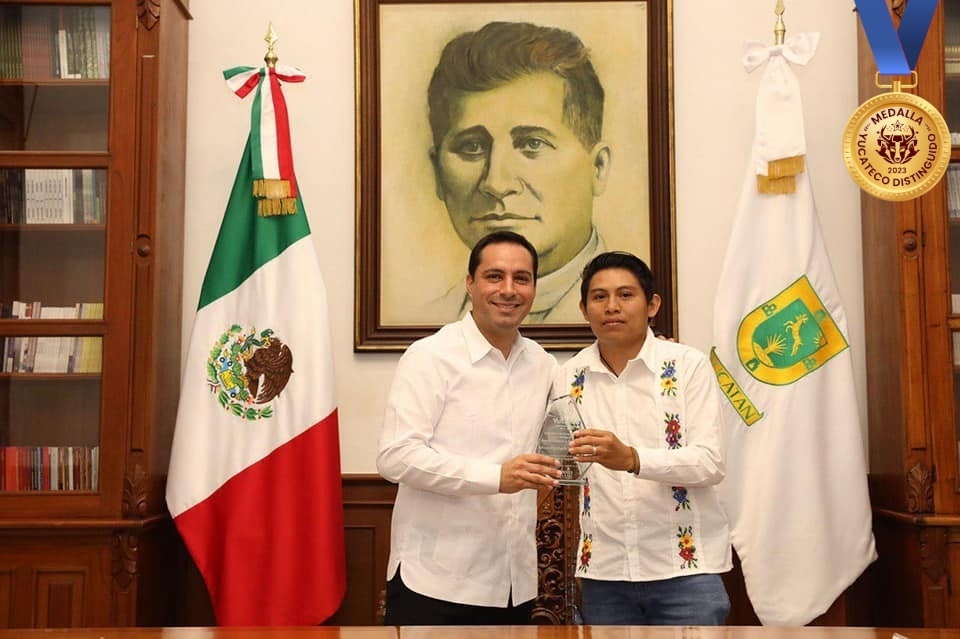 Maestro de Peto recibe la medalla Yucateco Distinguido por rescate de la lengua maya