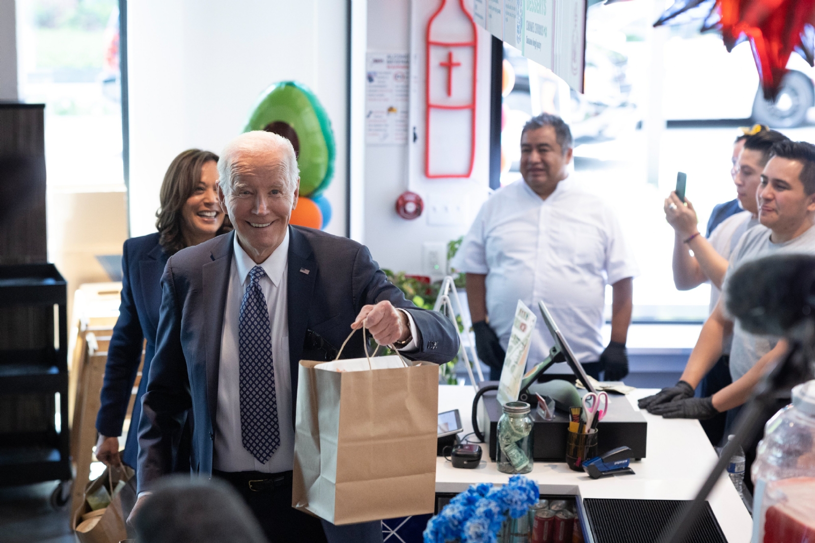 El presidente Joe Biden visitó el restaurante mexicano "Taquería Habanero"