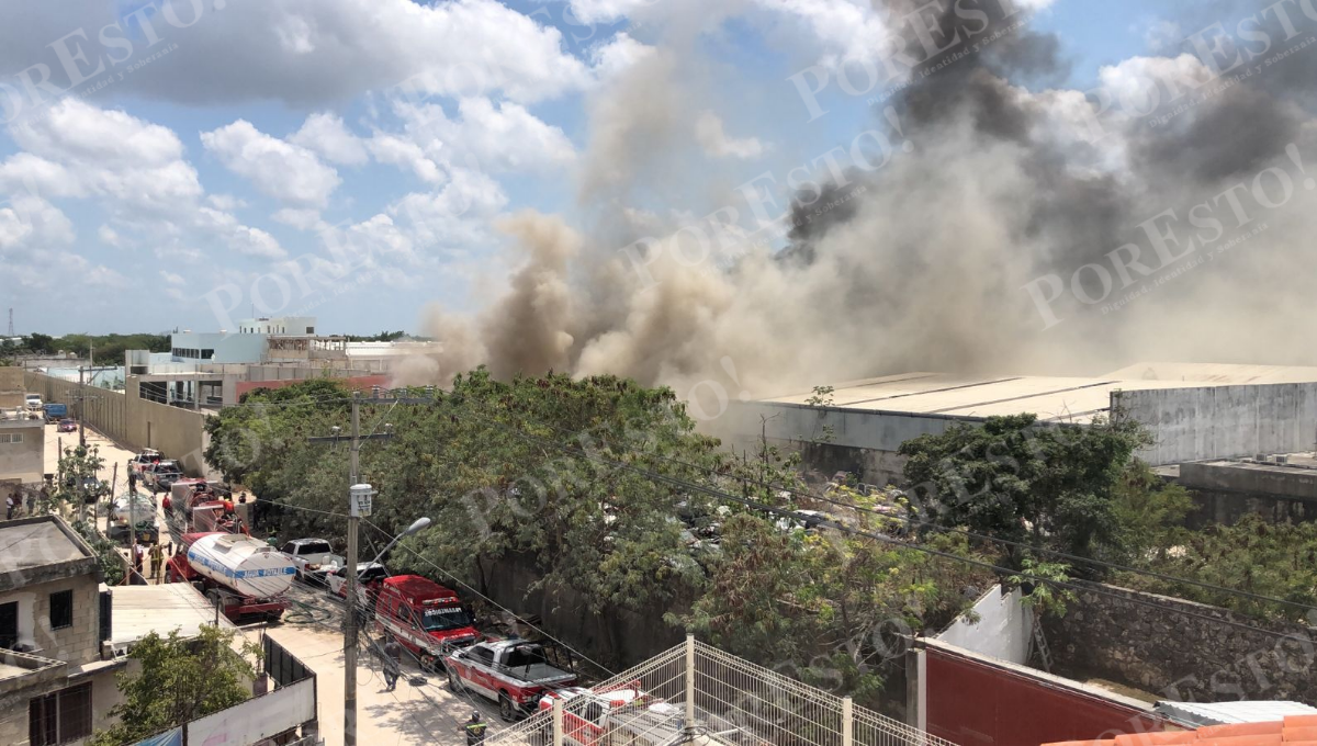 Se incendia un deshuesadero de Cancún