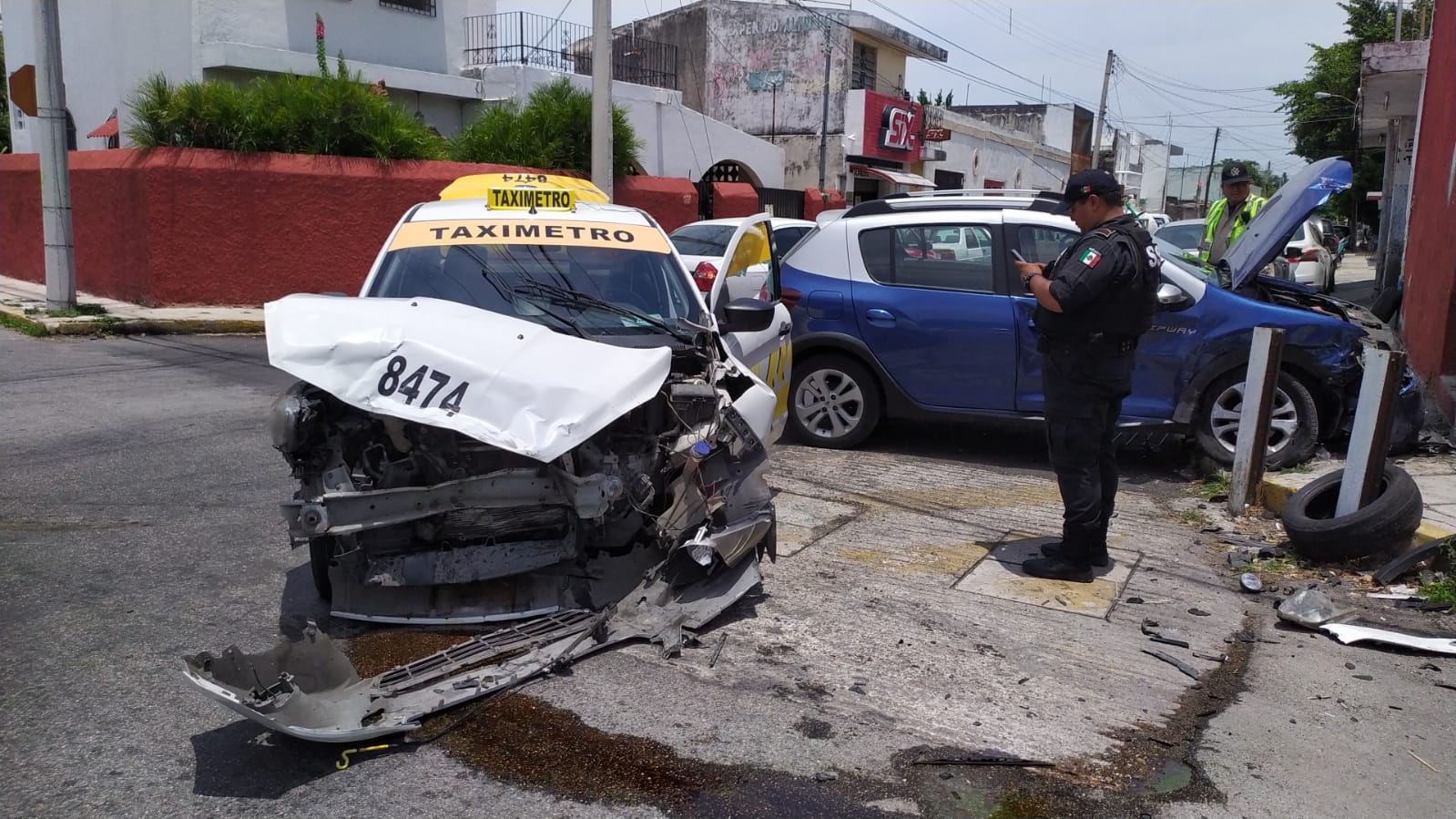 Conductora se 'vuela' el alto y choca contra un taxi en Mérida