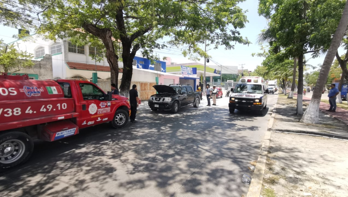 Un repartidor de motomandadito aviso al chofer de la camioneta que sacaba fuego y humo