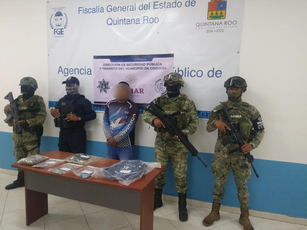 El conductor junto con el auto, el arma y las sustancias tóxicas; fue trasladado a las instalaciones de la FGE