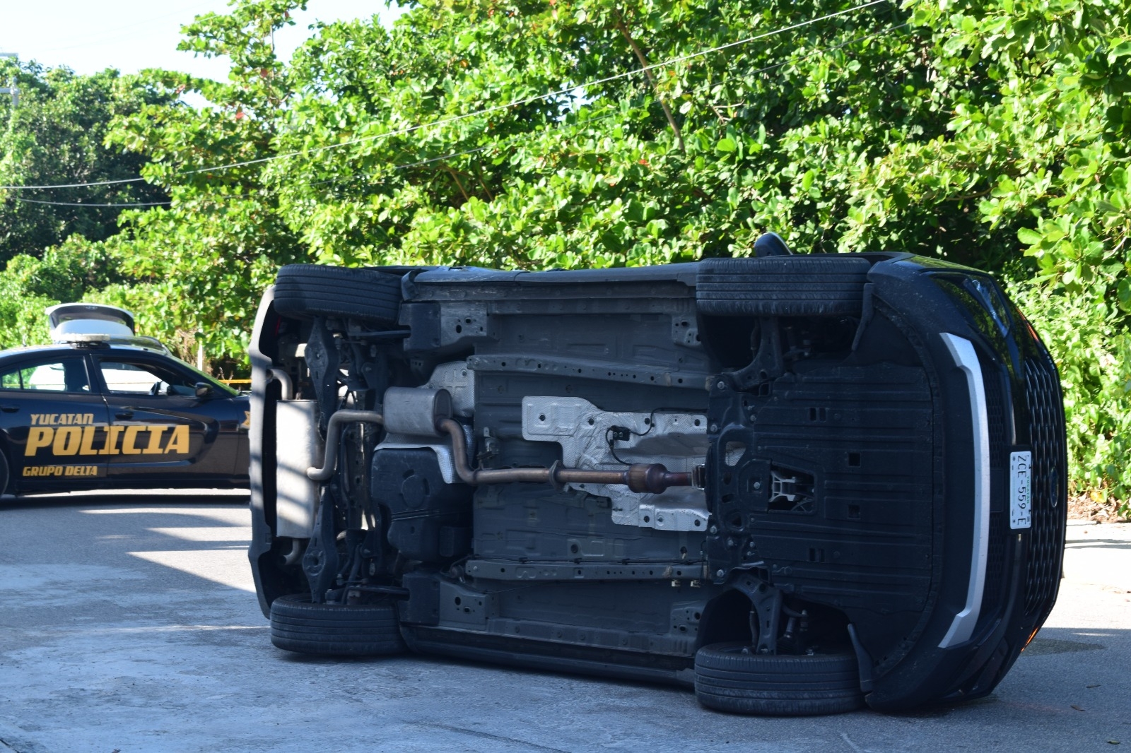 Colisión deja camioneta volcada en el oriente de Progreso