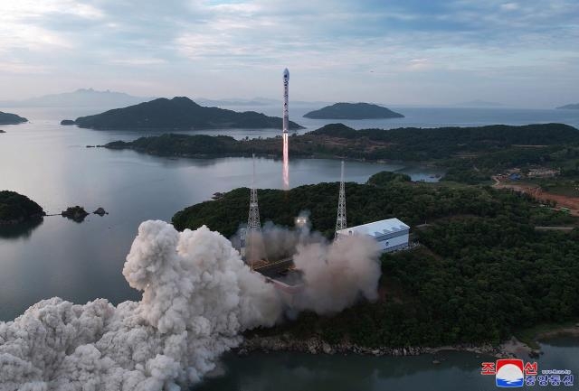 Corea del Norte publica fotografías del lanzamiento fallido de su satélite