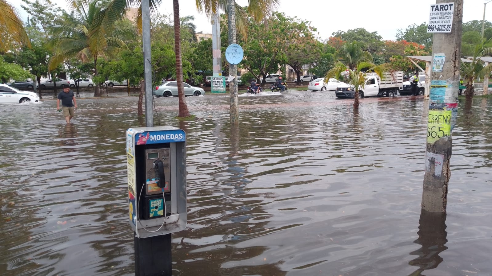 Las calles de Cancún lucen inundadas por las fuertes lluvias de este sábado