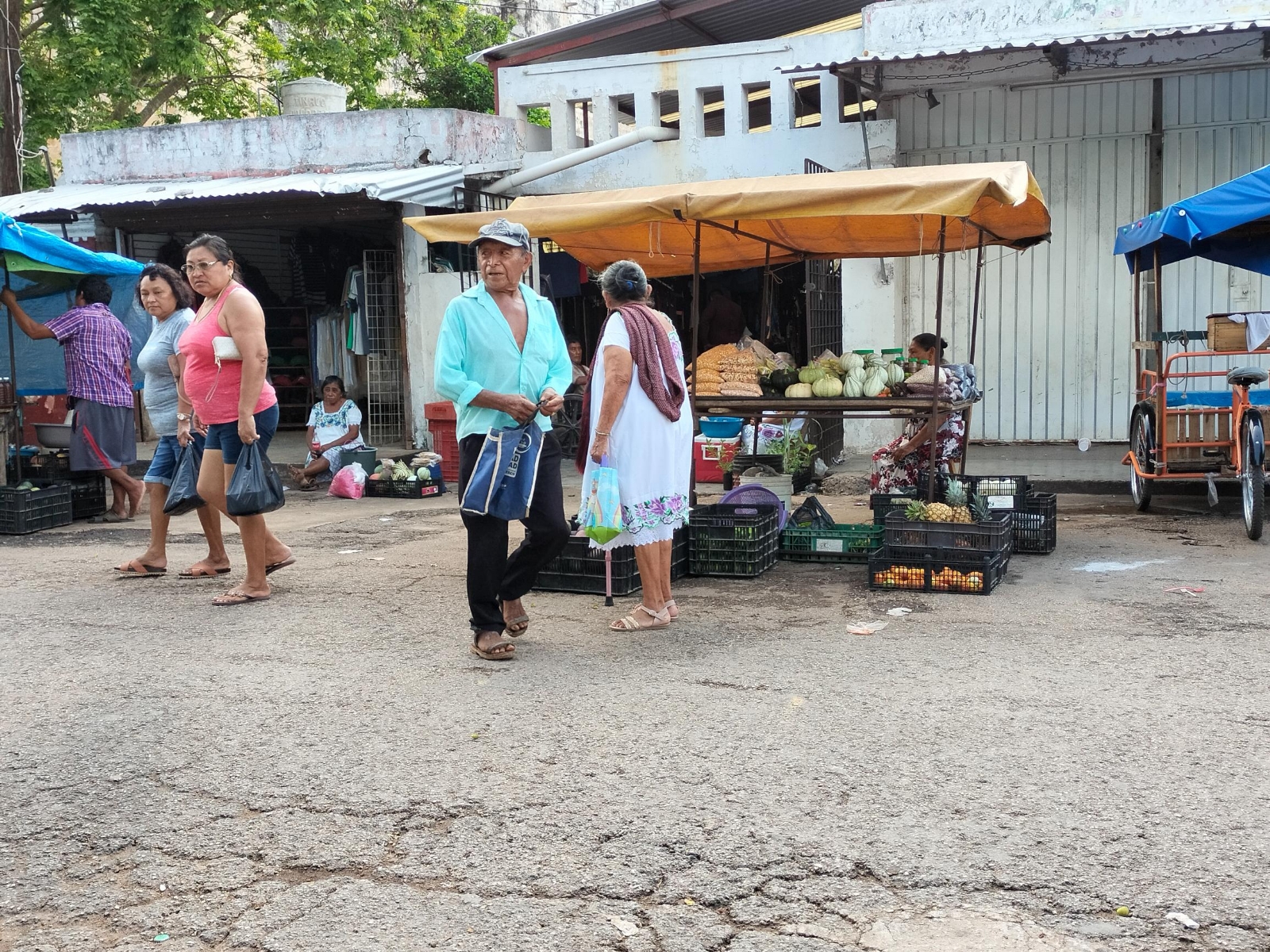 Los comerciantes dicen que las ventas mejoran un poco los fi nes de semana al haber más afluencia