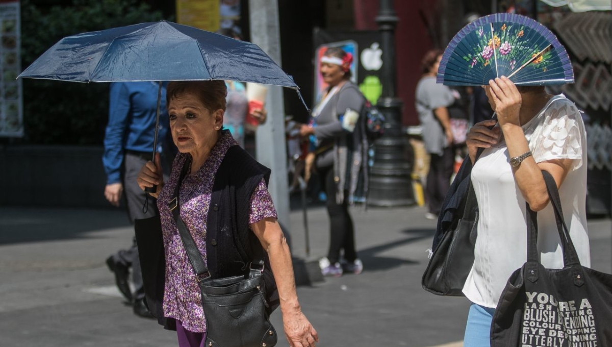 Se recomienda estar hidratados para no sufrir un golpe de calor