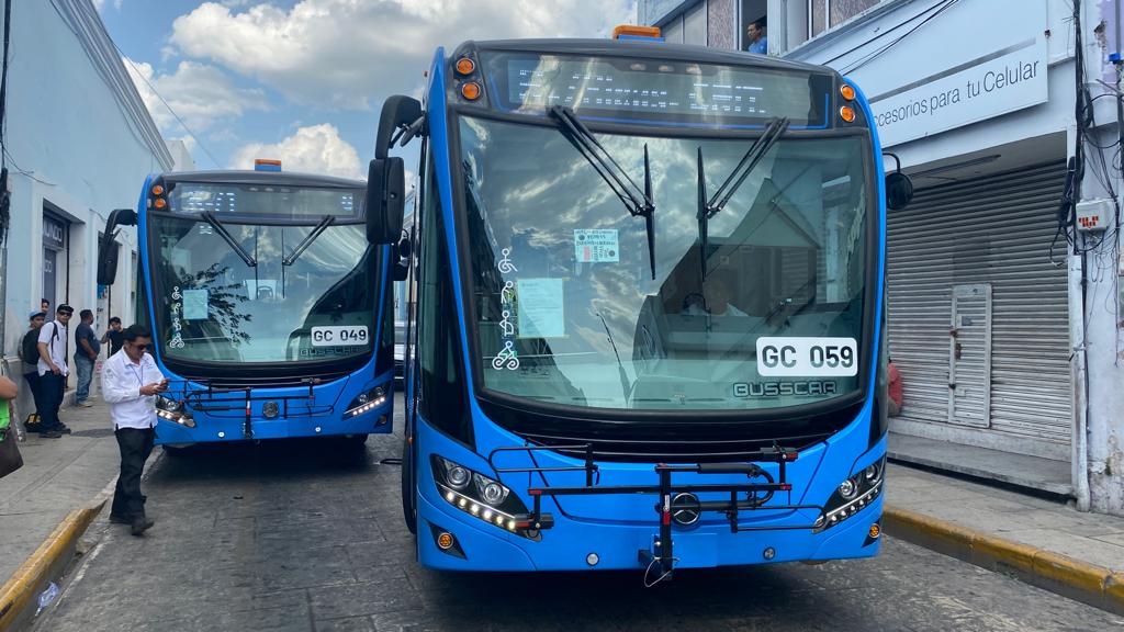 Chocan dos camiones de Va y Ven del Poniente de Mérida en su primer día de funcionamiento