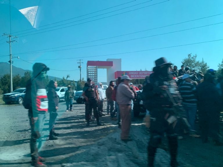 Sujetos encapuchados portaban armas de fuego y vestían con uniforme tipo militar
