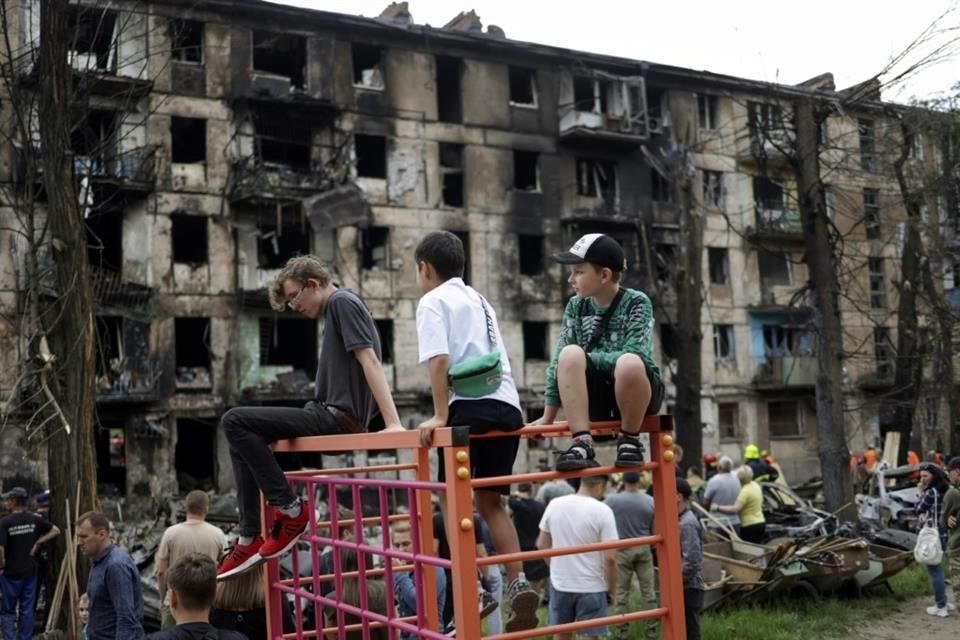 El ataque contra la ciudad en que nació el presidente ucraniano Volodímir Zelenski alcanzó un edificio residencial y otras infraestructuras