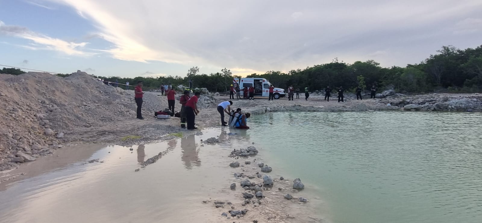 Al apoyo llegaron elementos del Heroico Cuerpo de Bomberos de Puerto Morelos y Cancún, así como paramédicos de la Cruz Roja,