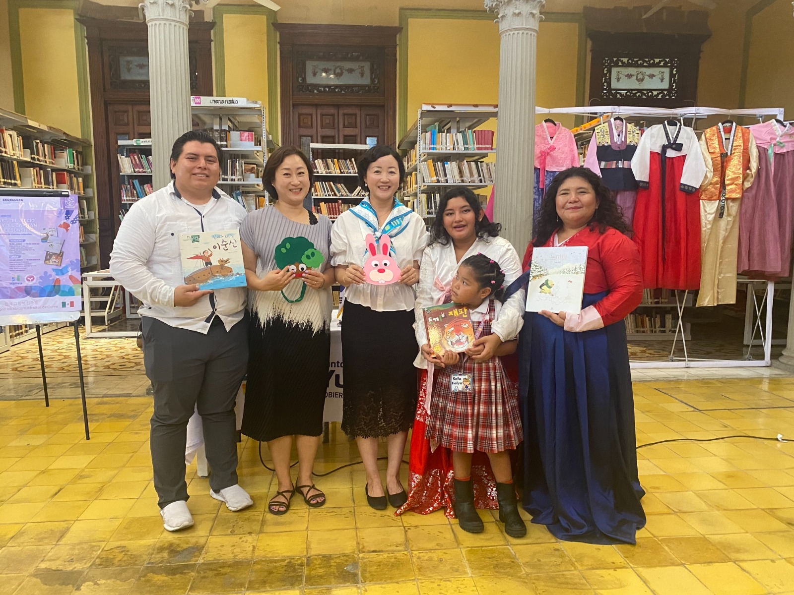 Verónica Lee hizo entrega de los libros infantiles