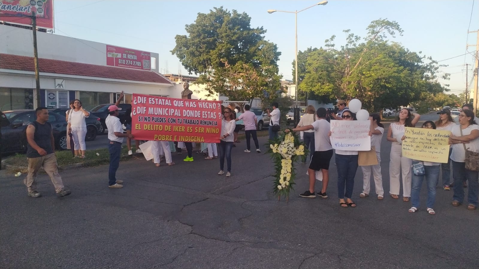 Las personas pusieron veladoras y flores en el busto del doctor Dajer, donde cayó el cuerpo del menor.