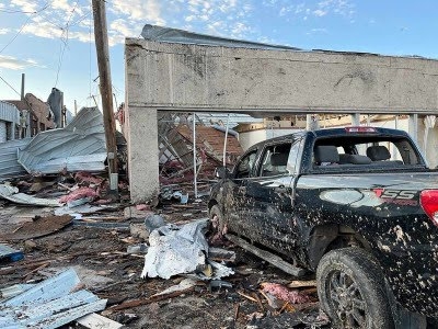 Tornado arrasa una localidad al norte de Texas y mata a 3 personas