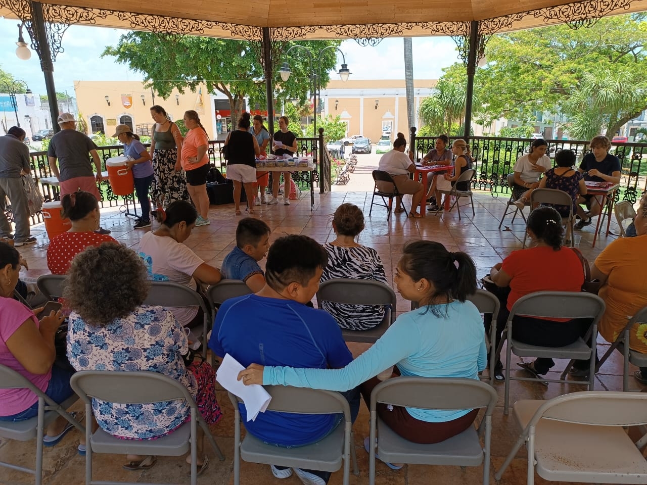 Misioneros procedentes de Carolina del Norte regalan lentes en el centro de Mérida