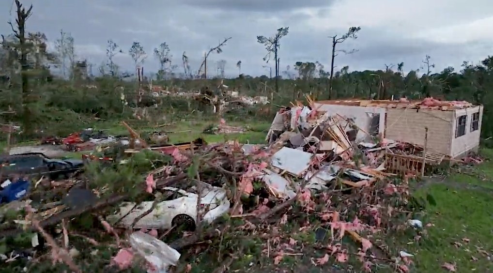 El gobernador Tate Reeves dijo que los tornados golpearon en los condados Jasper y Rankin, que limita con la capital, Jackson.
