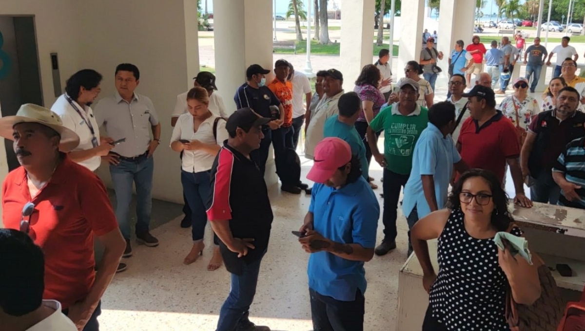 Los quejosos intentaron subir hasta las oficinas del Oficial Mayor, pero los guardias de la Policía Quintana Roo lo impidieron y les dijeron que no estaba