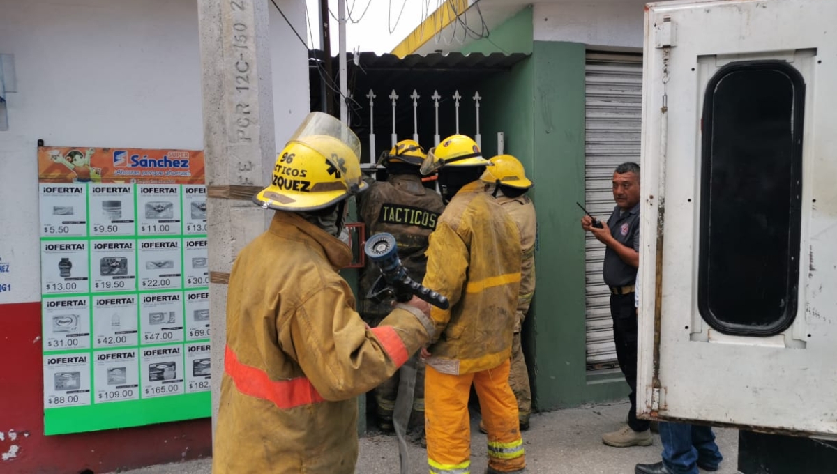 Personal de bomberos tácticos y protección civil, acudieron al lugar para frenar el incendio