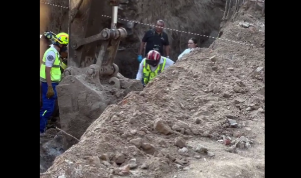 Trabajadores realizan las acciones para rescatar el cuerpo del joven que perdió la vida