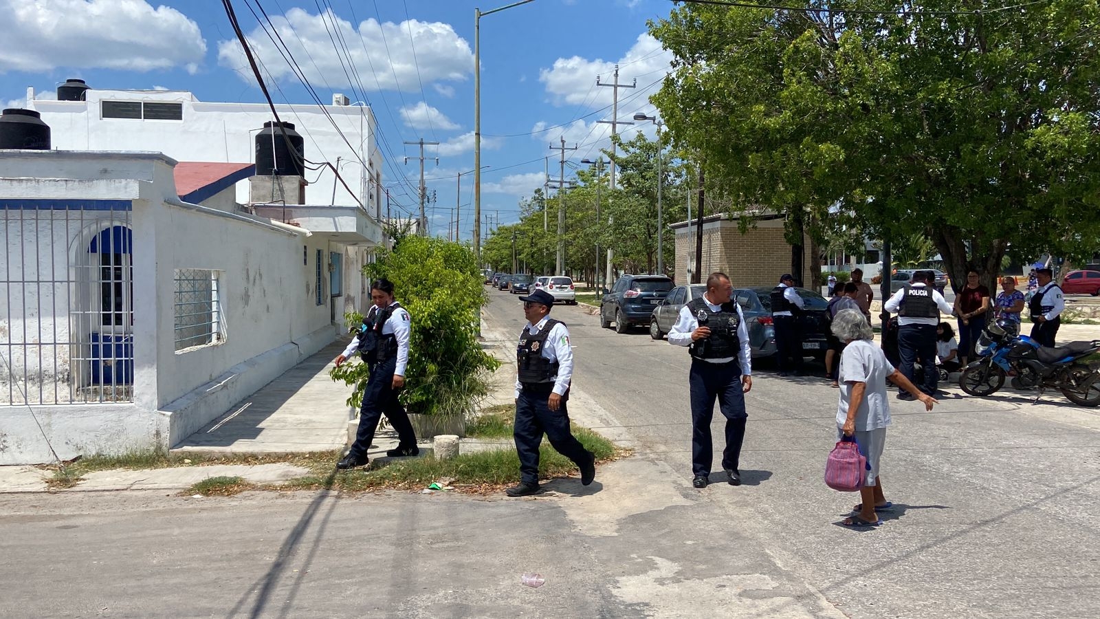 Automovilista le cierra el paso a madre e hija en motocicleta en Campeche