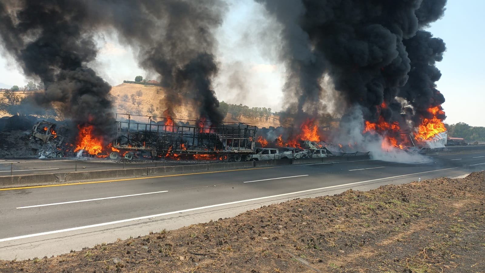 Tráiler sin frenos provoca carambola de 15 vehículos en Jalisco