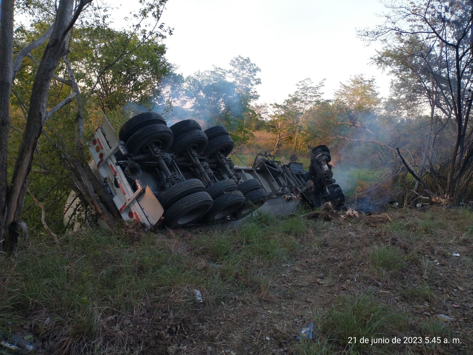 El conductor murió calcinado, ya que no logró salir del tráiler