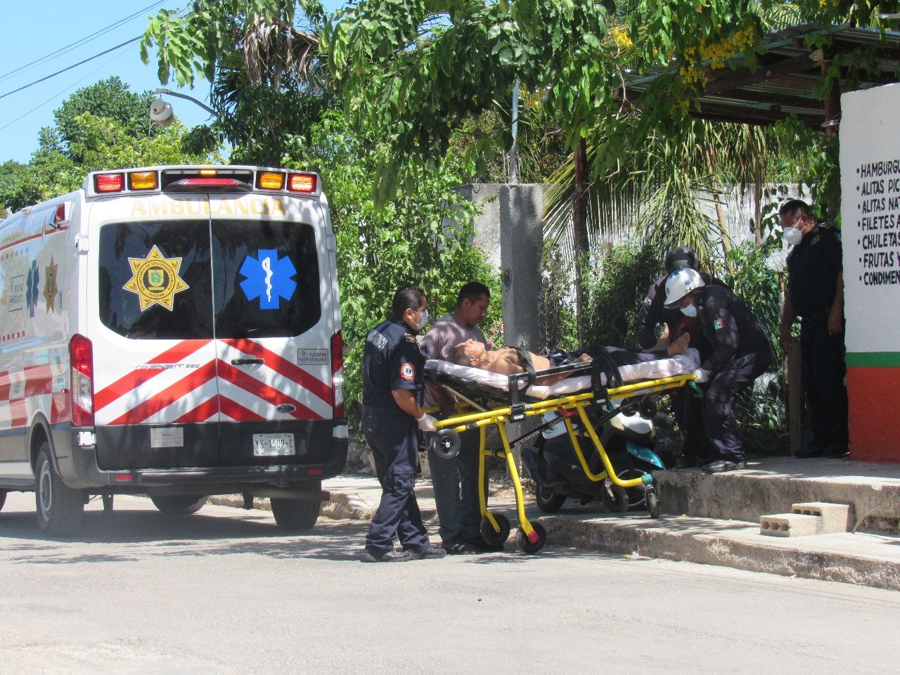 Rama de un árbol de aguacate le rompe la cabeza a un abuelito de Tizimín