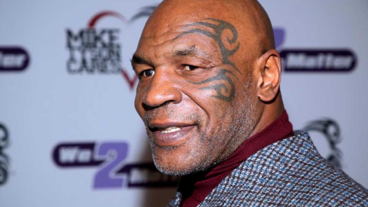 Mike Tyson promociona a Peso Pluma