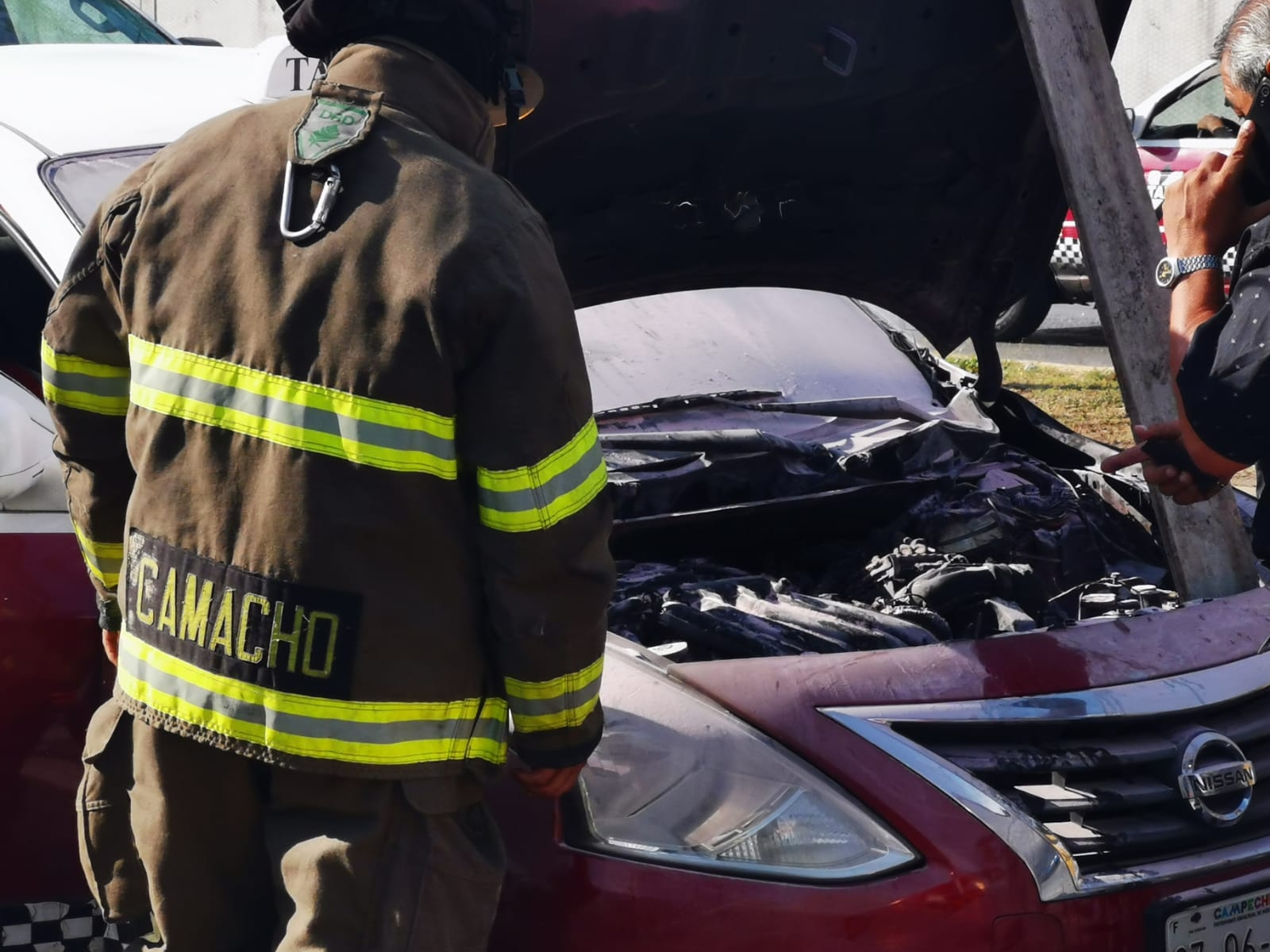 Taxi se incendia frente al Liverpool de Ciudad del Carmen