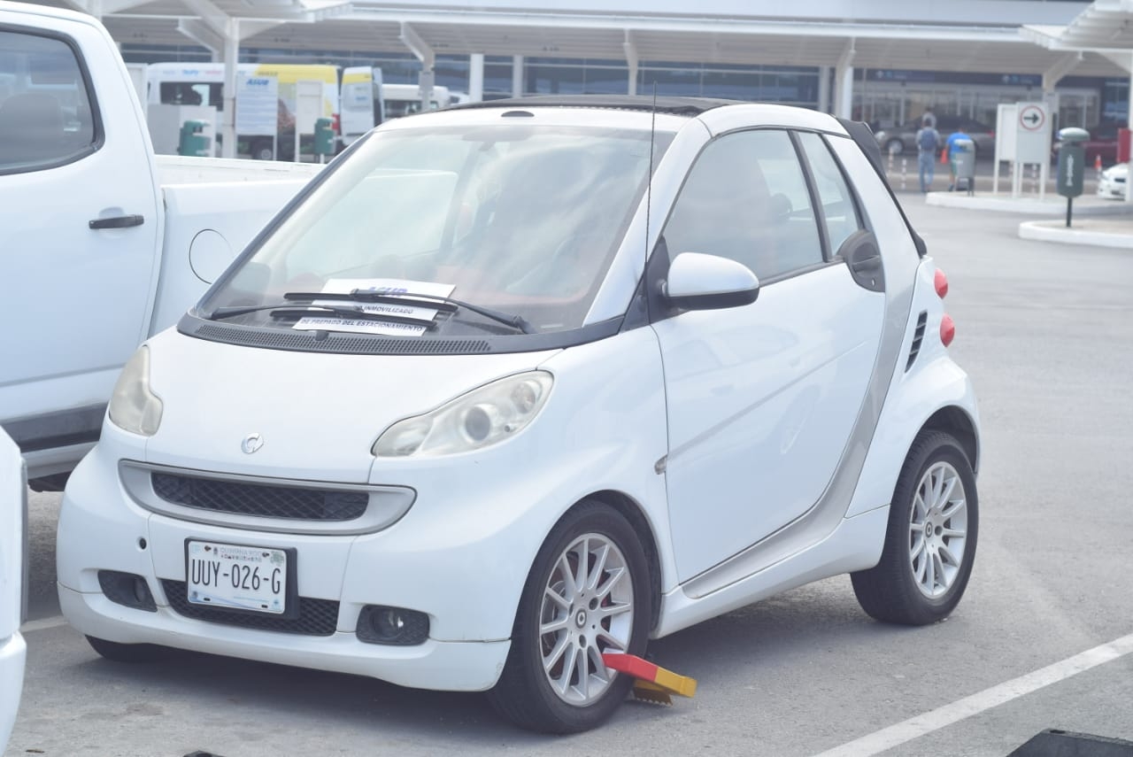 Retienen autos estacionados desde hace tres semanas en el aeropuerto de Mérida