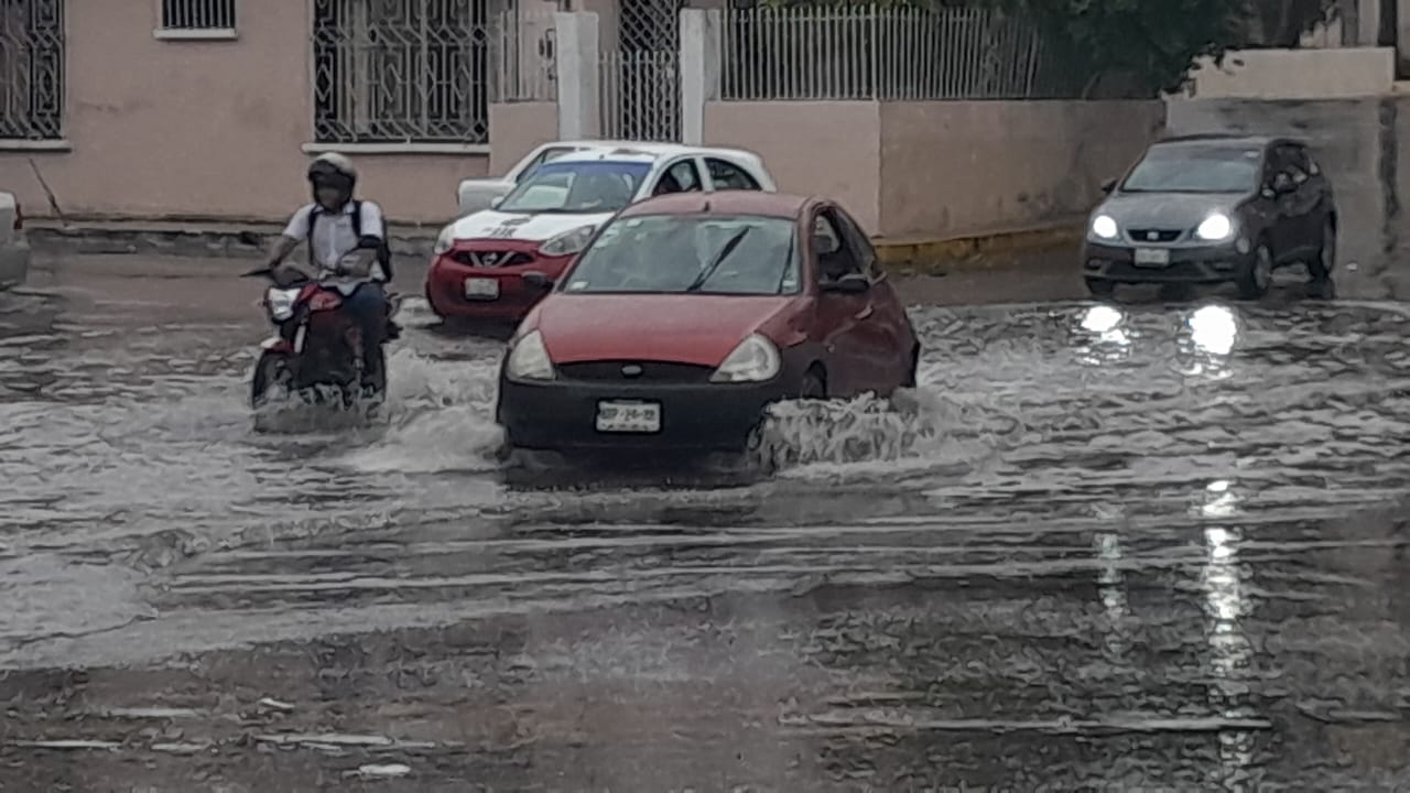 Encharcamientos, tráfico en algunos puntos de la ciudad por varios minutos