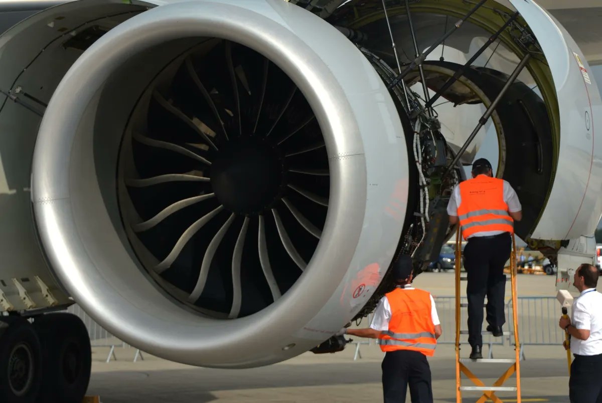 El hombre era un trabajador de pista de la terminal aérea