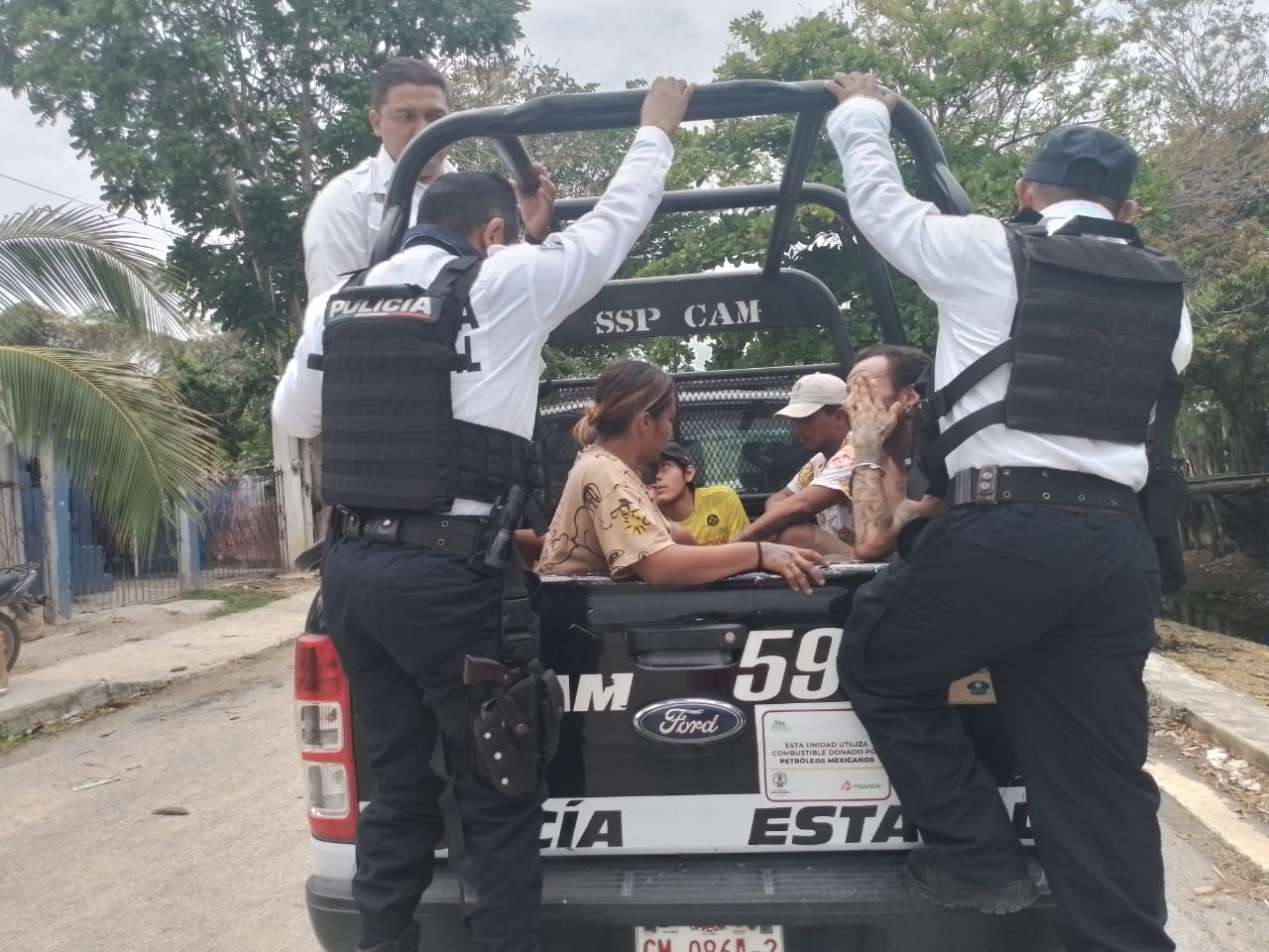 Los detenidos se encontraban tomando bebidas alcohólicas en la vía pública