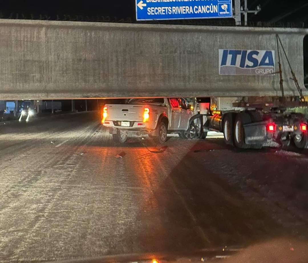 ¡Libran la muerte! Camioneta termina bajo un tráiler en Puerto Morelos