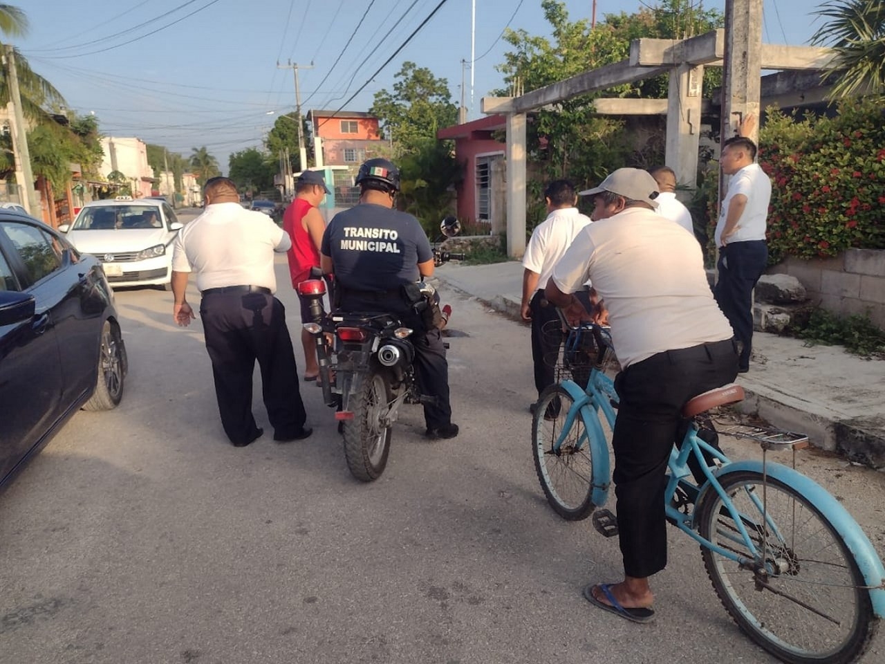 Perdió el equilibrio al querer sentarse en una moto