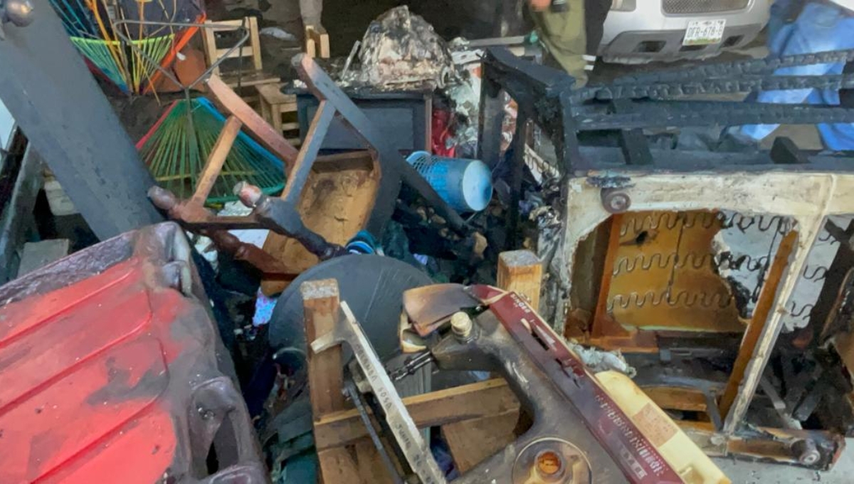 Cortocircuito provoca incendio en una vivienda de Ciudad del Carmen; muebles terminan calcinados