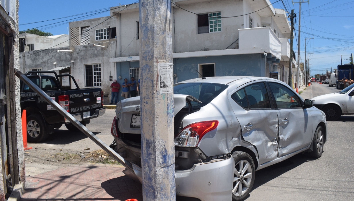 Líder sindical causa aparatoso accidente en Progreso; derriba señalamientos y un poste de luz