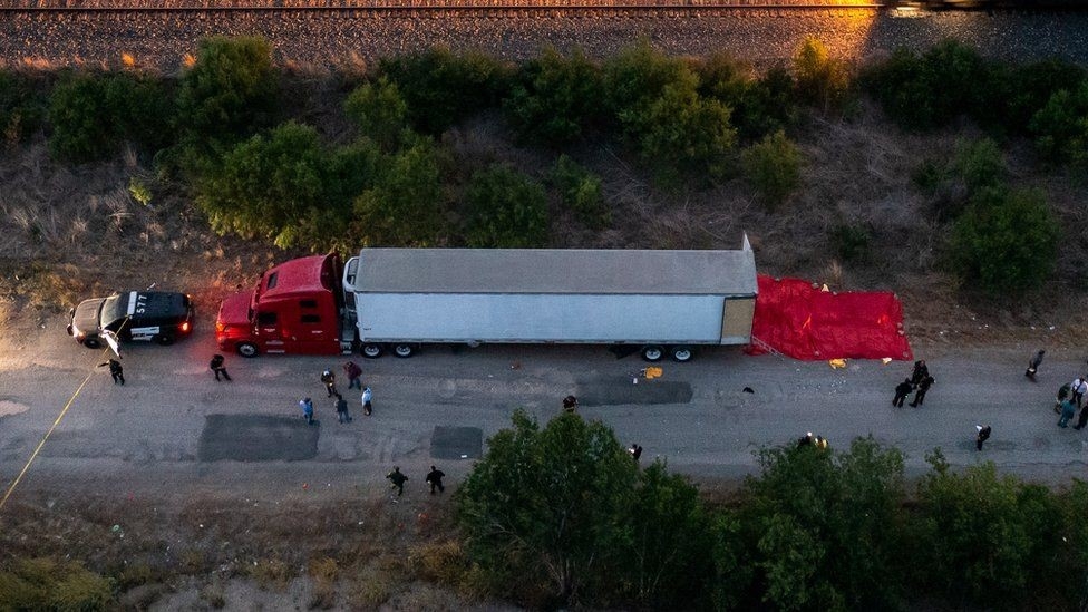 Deienen a 4 mexicanos por las muertes de 53 migrantes en un camión en Texas, EU