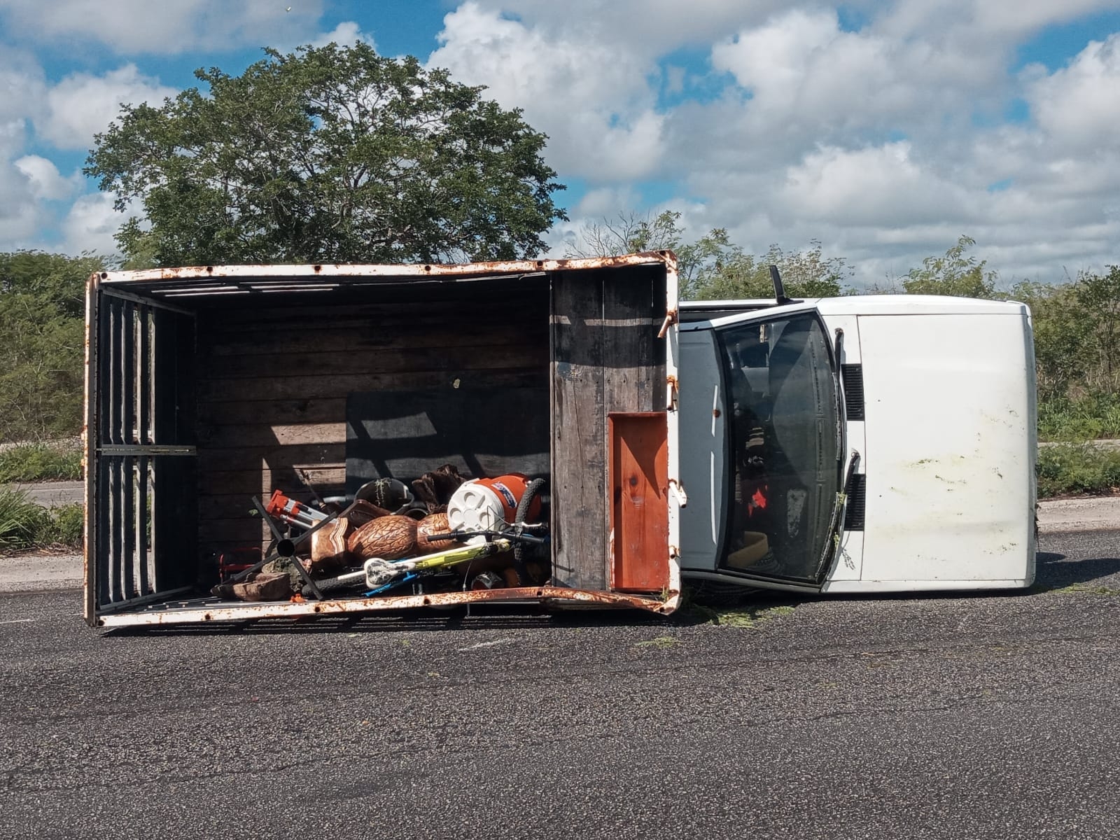 Conductor de una camioneta vuelca en la vía Motul-Mérida