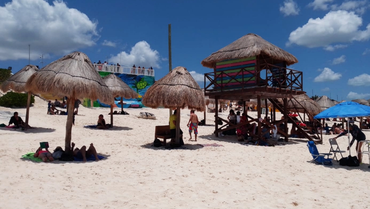 Playa Delfines en Cancún recibe a 300 bañistas este sábado: EN VIVO