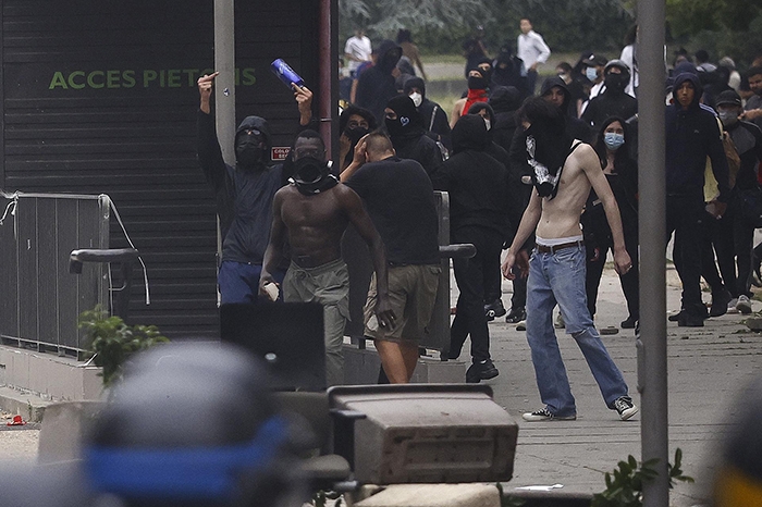 Detienen en Francia a policía que asesinó de un tiro a un menor que intentaba escapar de un control en Nanterre
