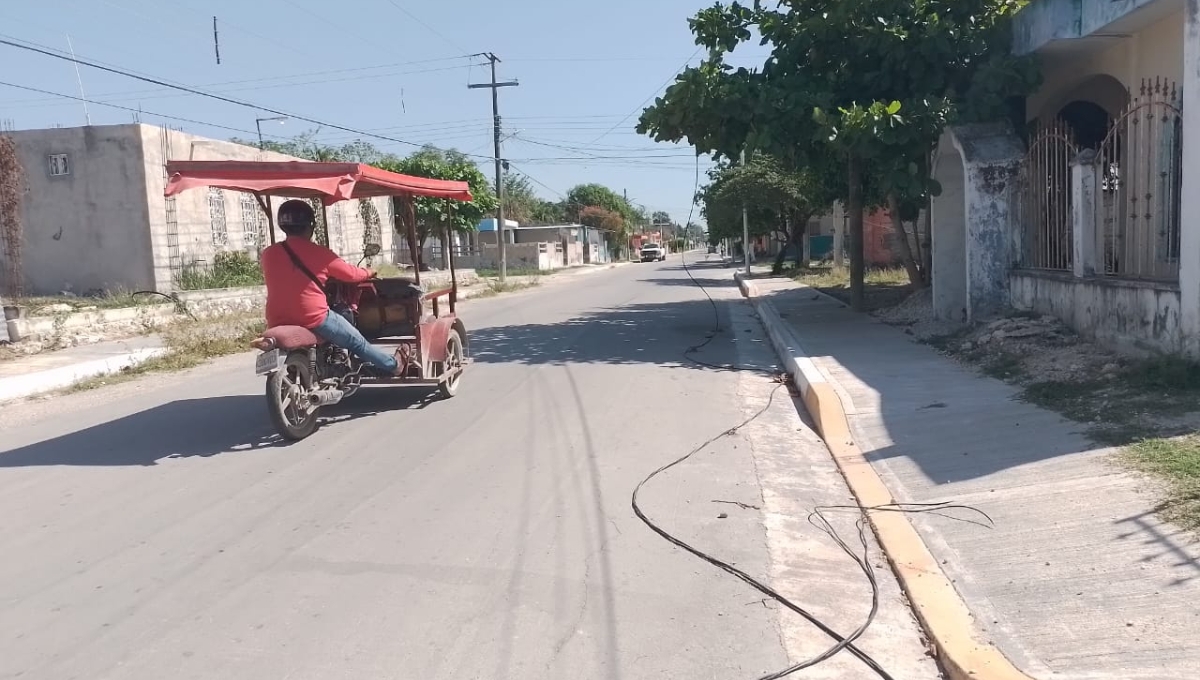 Camión derriba cables de luz y telefonía en Escárcega y se da a fuga