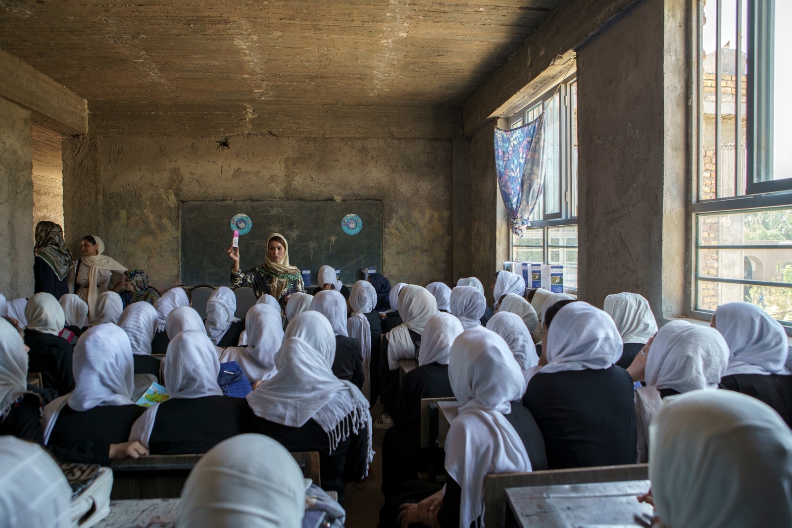 Envenenan a casi 80 niñas en dos escuelas primarias de Afganistán