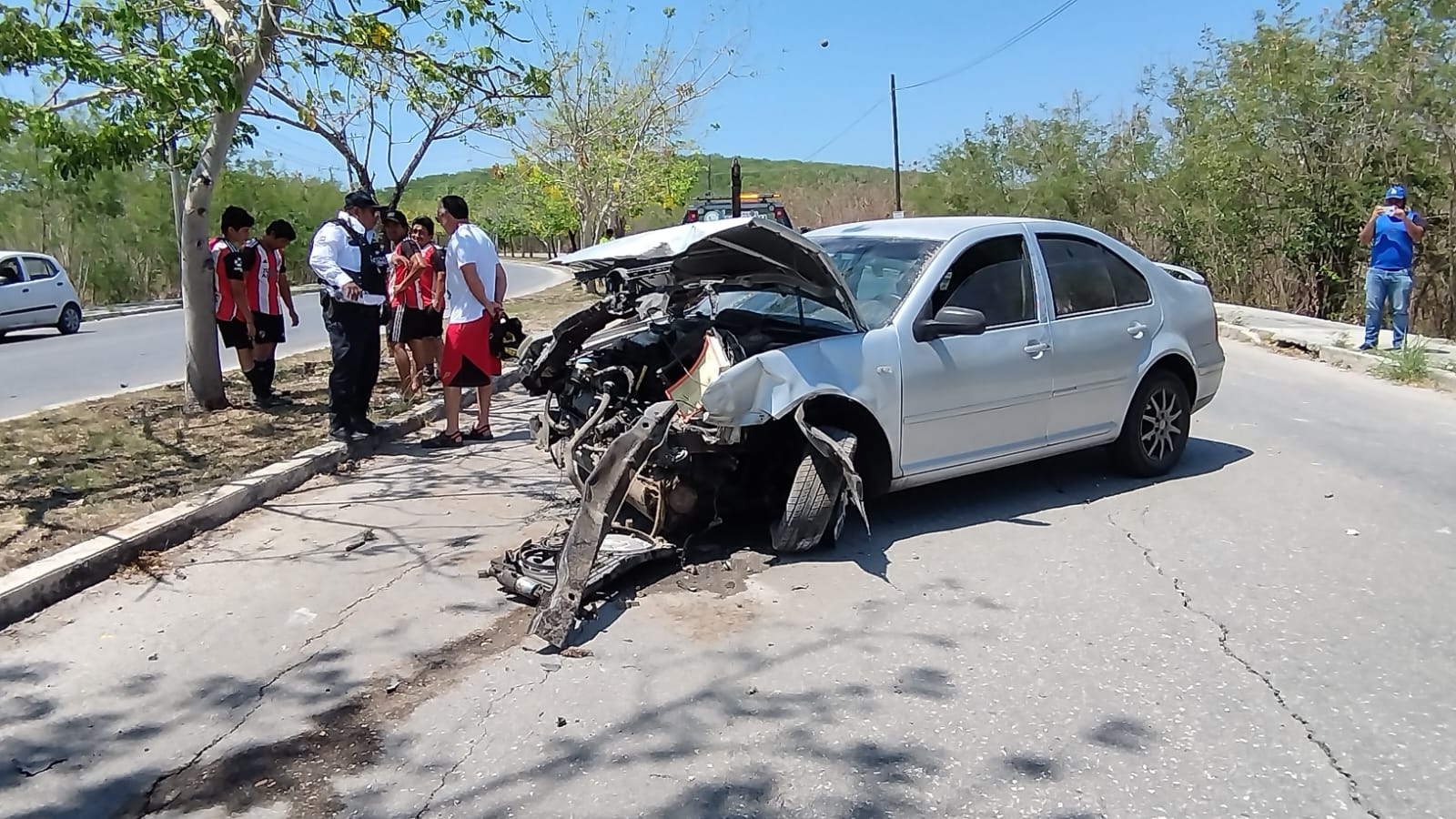 El auto fue remolcado por una grúa para que no obstaculice el tránsito en esa vía