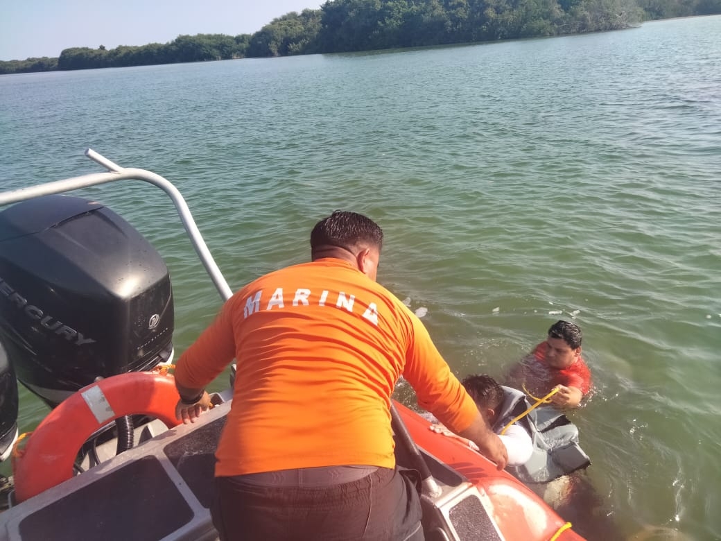 Cinco personas se encontraban a bordo del barco, entre ellos un menor de edad