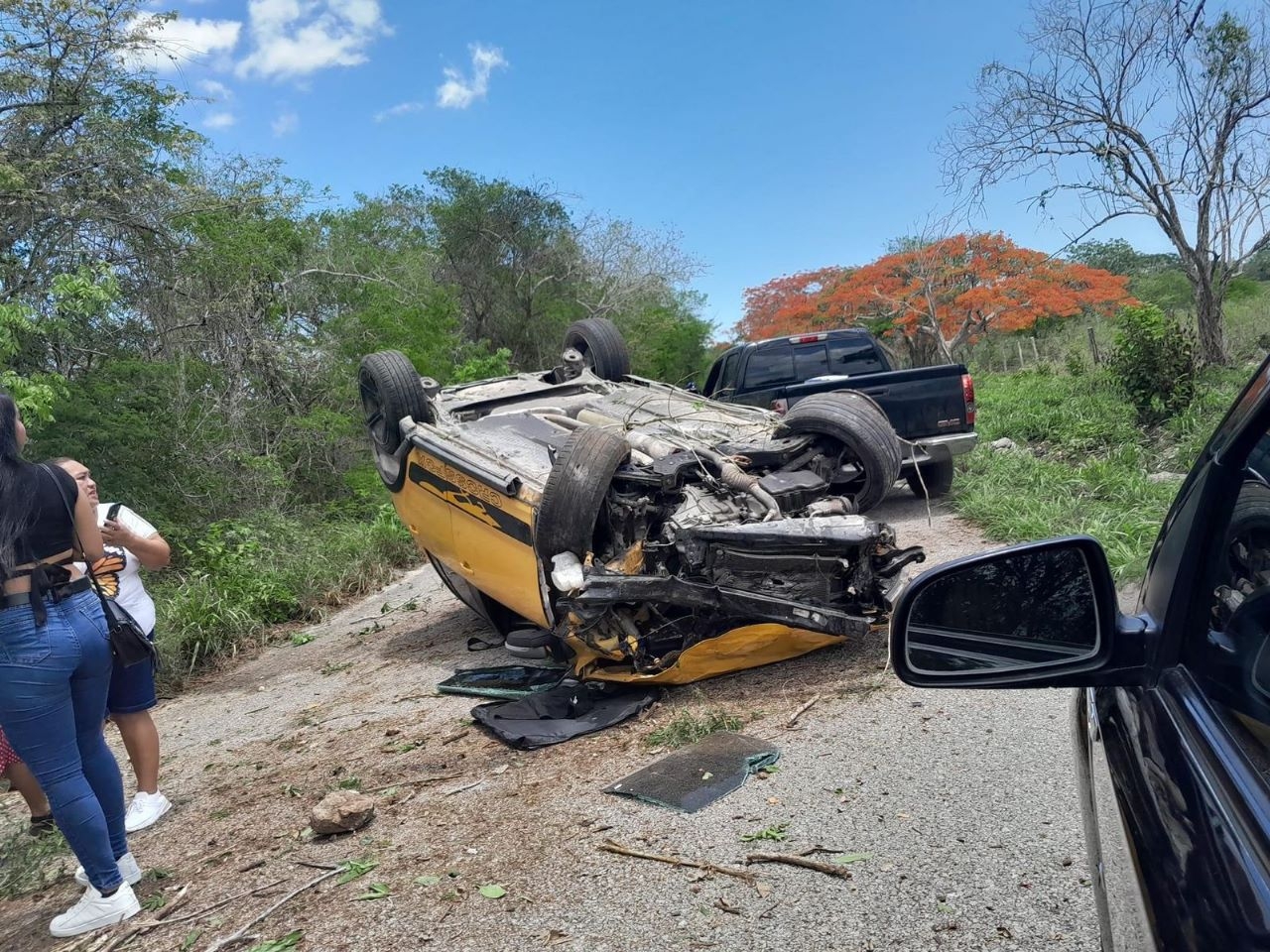 El auto quedó llantas arriba