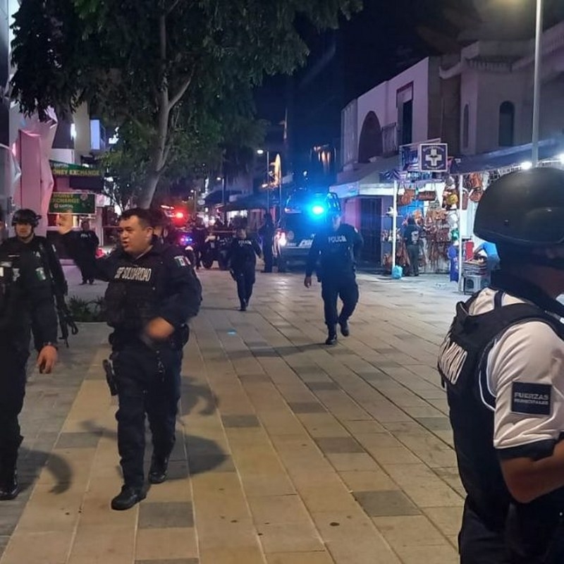 Sicarios atacan negocio sobre la Quinta Avenida en Playa del Carmen