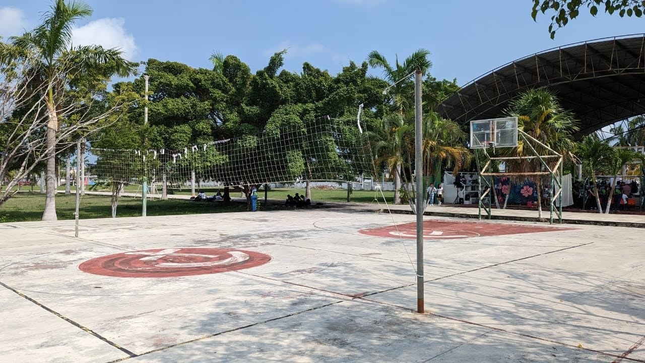 Las zonas recreativas del plantel lucen en malas condiciones para las prácticas paraescolares